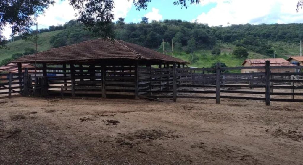 Fazenda na Região de Pedra Azul, Com uma área total de 18 alqueires
