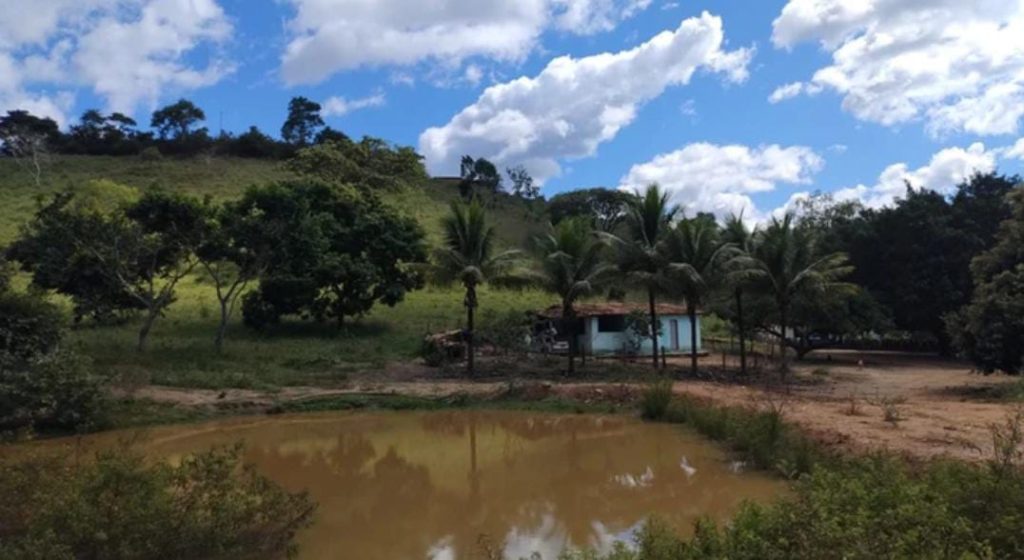 Fazenda na Região de Pedra Azul, Com uma área total de 18 alqueires