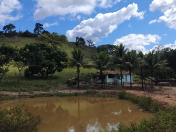 Fazenda na Região de Pedra Azul, Com uma área total de 18 alqueires