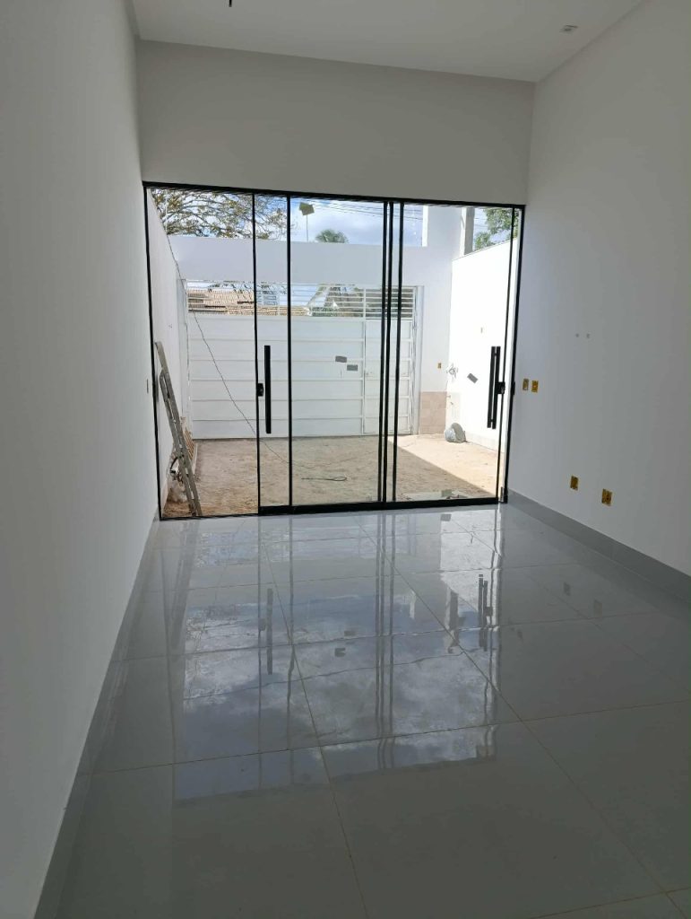 Vende-se uma excelente casa no Bairro Felícia! informações: (77) 99124-3413