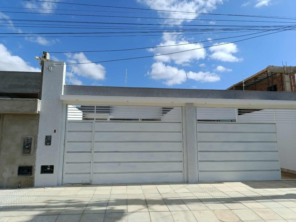 Vende-se uma excelente casa no Bairro Felícia! informações: (77) 99124-3413