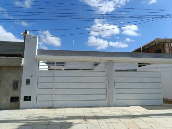 Vende-se uma excelente casa no Bairro Felícia! informações: (77) 99124-3413