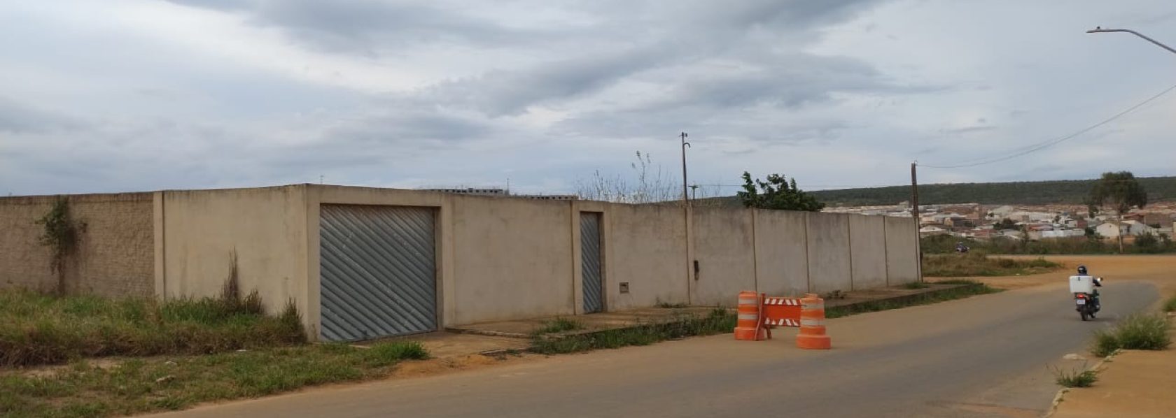 Terreno murado em frente ao esquadrão Falcão